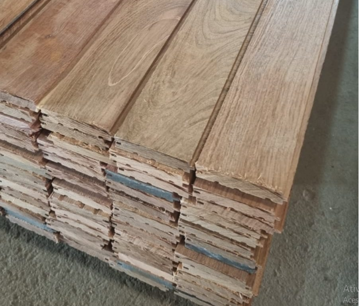 Assoalho de pinus tratado